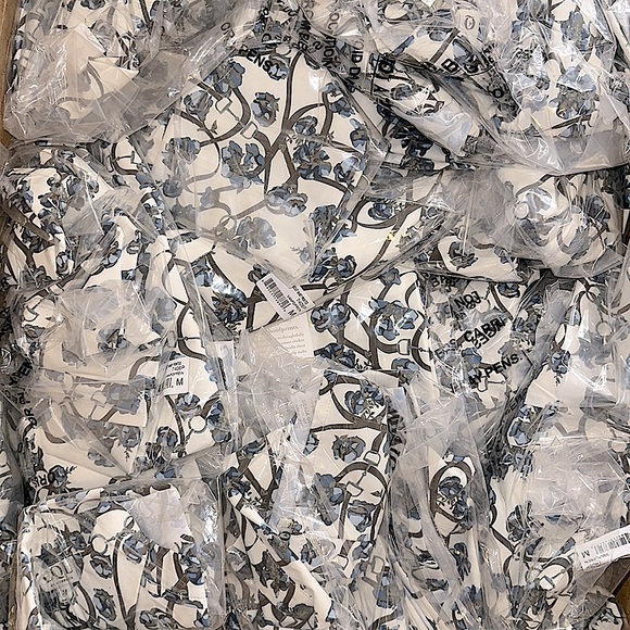 NWT - fresh out the 💼! Journey button, front shirt, printed! Vanilla poppy rein - Picture 17 of 17